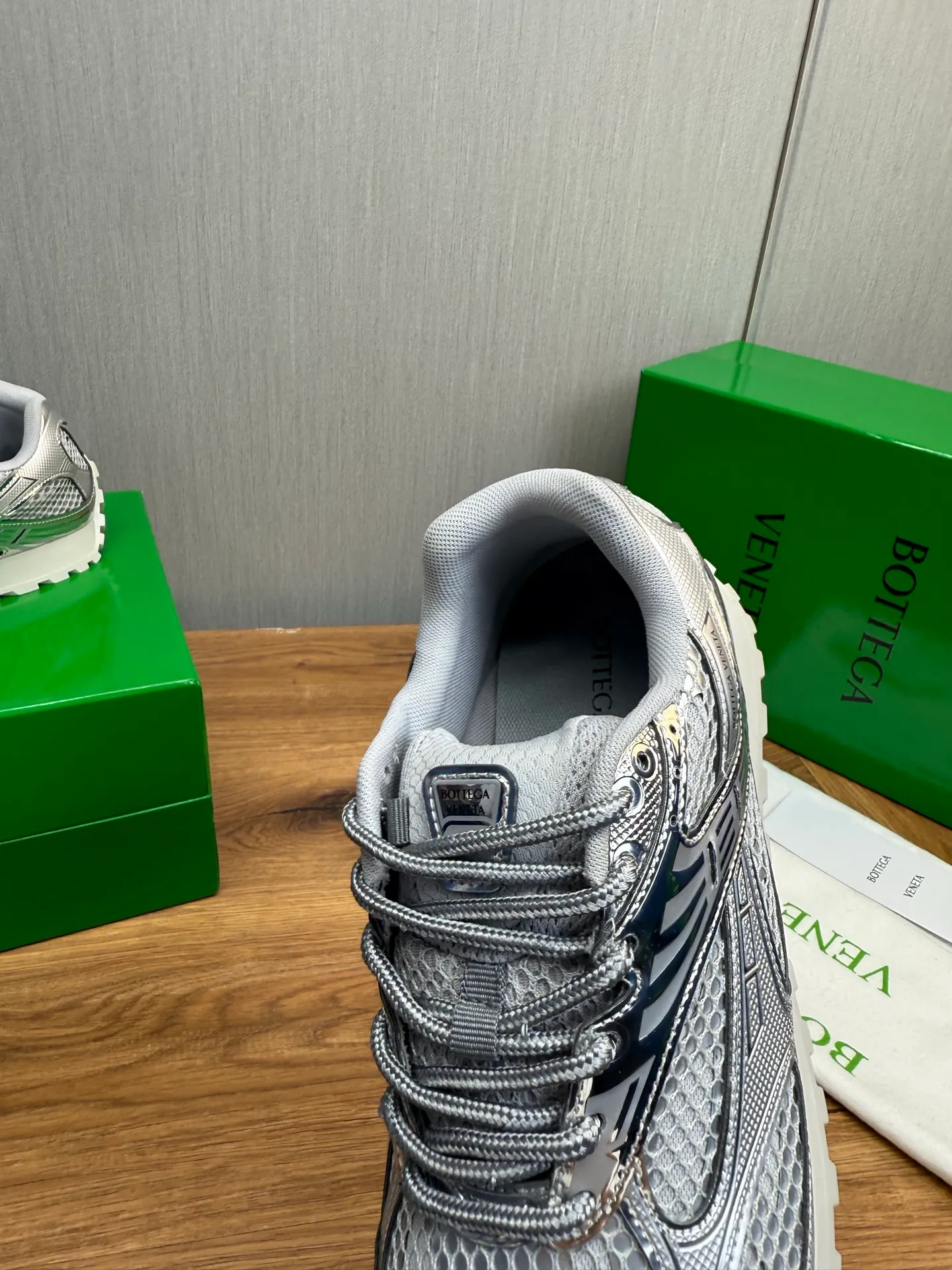 Men's men's shoes 💰620💰 BV top version 𝘽𝙊𝙏𝙏𝙀𝙂𝘼 𝙑𝙀𝙉𝙀𝙏𝘼 Orbit sneakers Wang Yibo same style couple style dad shoes 🩷💚 Runner sneakers, made of lightweight technical mesh fabric. Features a geometric patterned rubber outsole. Pay attention to the package craftsmanship ❕ High version shipping ❗️ Very nice, durable to play with and durable to make ✔️ Standard version 💯💯 The outsole is made of color-blocked TPU outsole. Women’s model 35-41 (40 41 customized) Men’s model 39-46 (45.46 customized) Equipped with original packaging